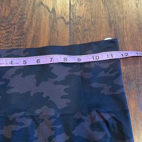 SPANX Look at Me Now Seamless Cropped Leggings SIZE S in EUC Camo - Picture 4 of 6
